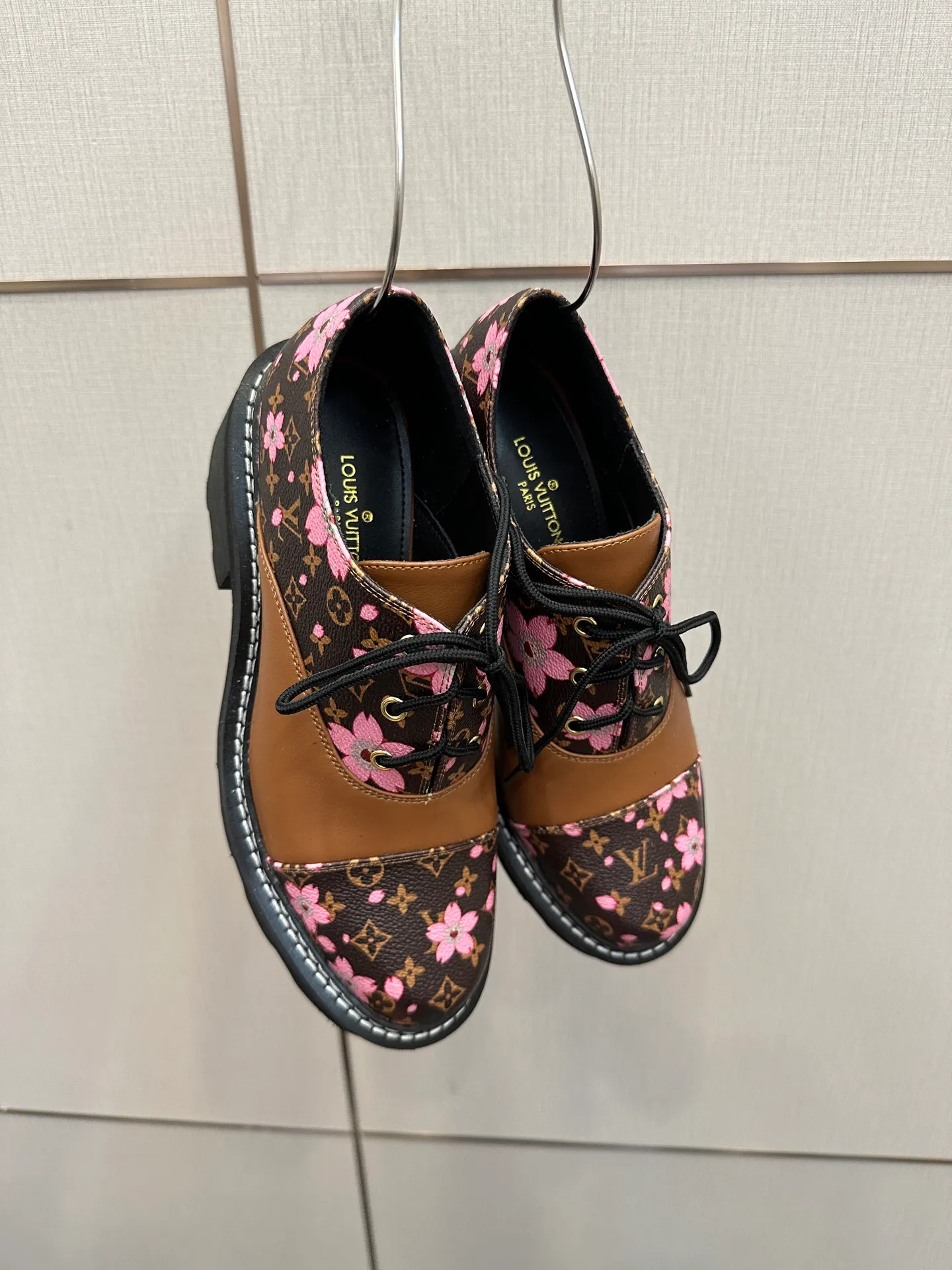 👟👟Ex-factory price 720👟👟 LOUIS VUITTON Louis Vuitton counter latest model top version LV inner cowhide material is real! Original 1:1 material reproduction! Modern and casual in one! Release a strong aura like a queen 🔥Capture everyone's attention instantly💃 Inner/foot pads: imported cowhide Fabric: cowhide Outsole: full genuine leather Code number: 35-41 (40, 41, 42 customizations are not returnable)